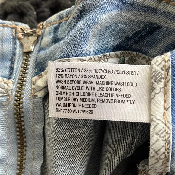 Swirl Denim Mini Skirt size 8 Wild Fable like new with small slit at front seam - Picture 9 of 9